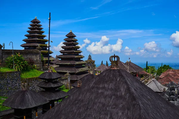 Dachy Pura Besakih Temple Bali Indonezja Tle Jasne Błękitne Niebo — Zdjęcie stockowe