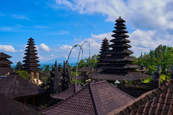 Dachy Pura Besakih Temple Bali Indonezja Tle Jasne Błękitne Niebo — Zdjęcie stockowe