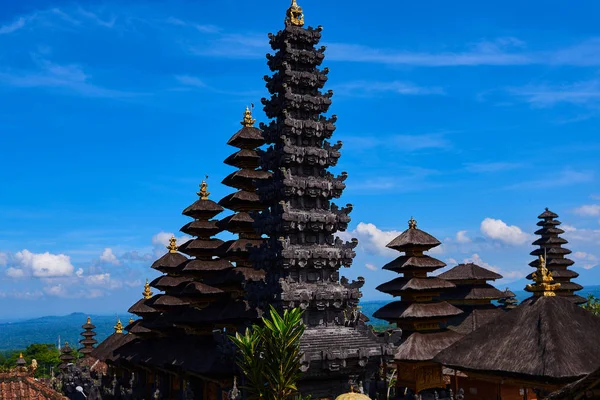 Dachy Pura Besakih Temple Bali Indonezja Tle Jasne Błękitne Niebo — Zdjęcie stockowe