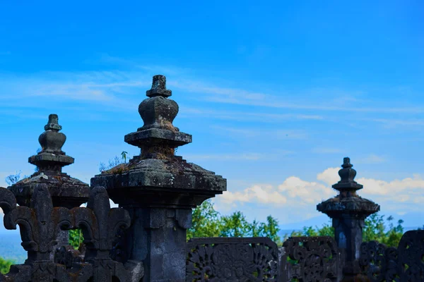 美丽的景色 在巴厘岛的寺庙古代石雕 由雕刻和雕塑装饰的巴厘岛印度教寺庙 古老的印度教建筑 古老的设计 暑期和度假概念 — 图库照片