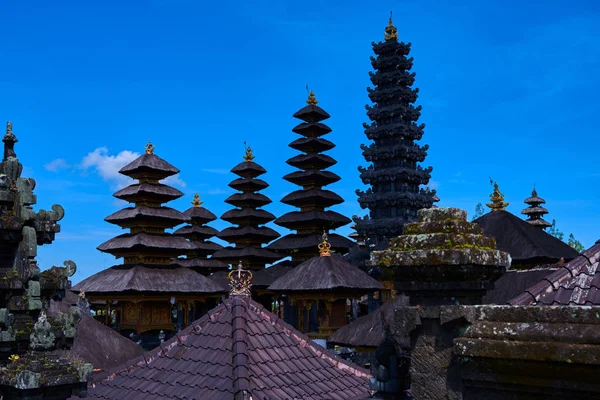 Dachy Pura Besakih Temple Bali Indonezja Tle Jasne Błękitne Niebo — Zdjęcie stockowe