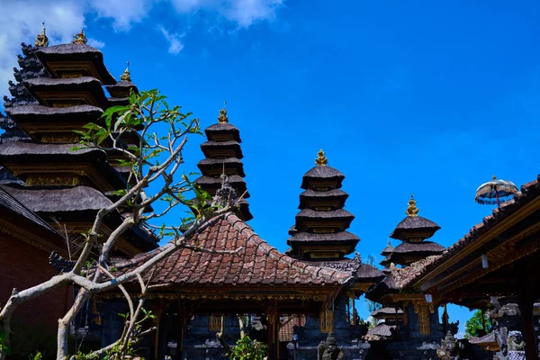 Dachy Pura Besakih Temple Bali Indonezja Tle Jasne Błękitne Niebo — Zdjęcie stockowe