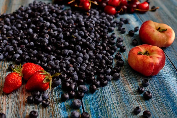 Blueberries Strawberries Peaches Blue Table Top View Assortment Summer Fresh — Stock Photo, Image