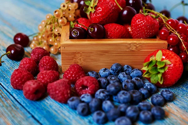 夏のフルーツとベリー 生の有機農家の果実 イチゴ 赤スグリ 白いスグリ 黒スグリ チェリー ブルーベリー 木製トレイ ボックスの古い素朴なテーブル選択と集中 — ストック写真