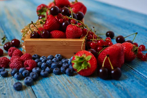 Erdbeeren Himbeeren Kirschen Chef Zubereitet Frische Beeren Für Desserts Und — Stockfoto