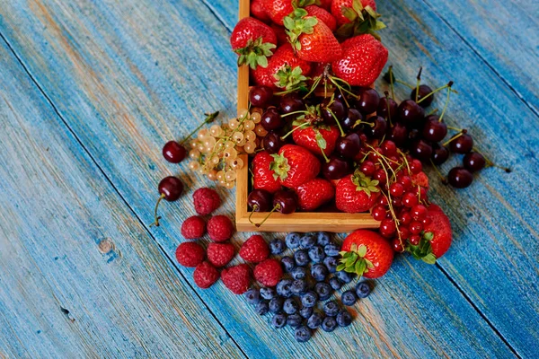 Köstliche Frische Beeren Liegen Auf Einem Küchentisch Einer Trendigen Neuen — Stockfoto