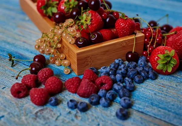 Haufen Süßer Leckerer Beeren Auf Dem Holztisch Aus Nächster Nähe — Stockfoto