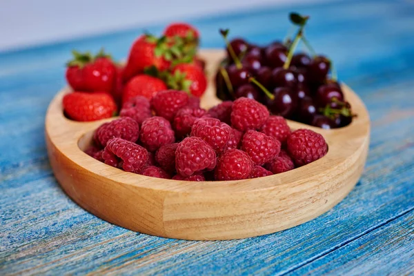 Frische Erdbeeren Himbeeren Und Kirschen Sind Einem Schönen Hölzernen Kochgeschirr — Stockfoto