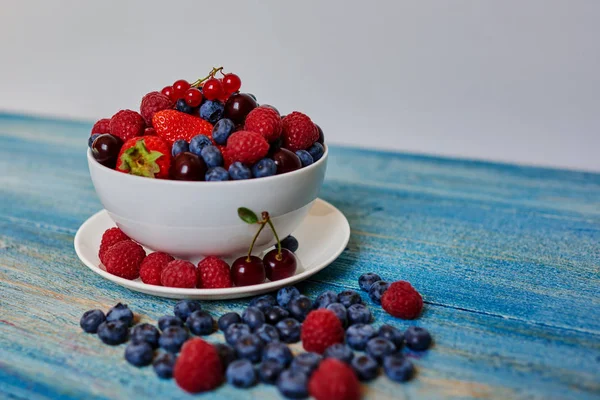 Auf Weißem Hintergrund Steht Ein Teller Mit Frischen Beeren — Stockfoto