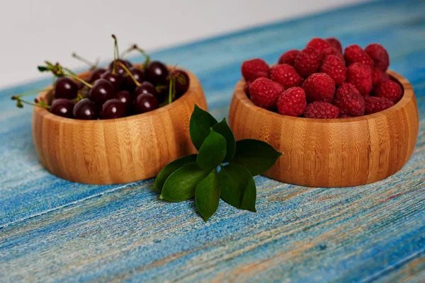 Schüssel Mit Roten Frischen Himbeeren Auf Blauem Rustikalen Holztisch Frische — Stockfoto