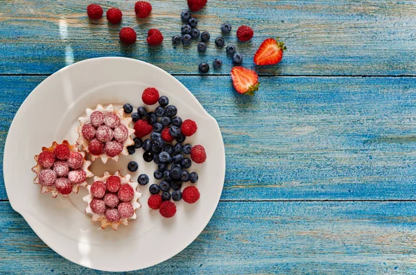 Party Essen Mini Kuchen Mit Beerenmousse Karamell Und Frischen Beeren — Stockfoto