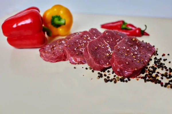 Bílý Kuchyňský Stůl Steakhouse Cook Hovězí Svíčkové Nakrájíme Porce Malé — Stock fotografie