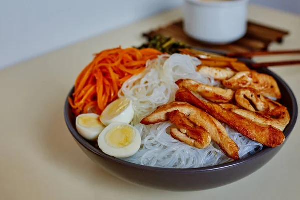 Fideos Arroz Mantequilla Ajo Frito Pollo Con Verduras Frescas Huevos — Foto de Stock