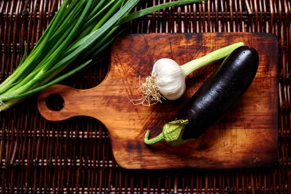 Eggplant Garlic Green Onion Vintage Wooden Board Cutting — Stock Photo, Image