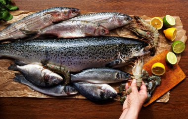 Sabah, kadın şef davranır ve deniz ürünleri rasskladyvaet svezhayuschuyu balık getirdim pahalı yeni balık restaurant yakaladı