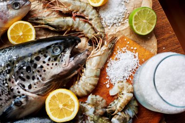 Balıkçılar bir pahalı Balık Restoran karkas taze somon ve kaplan karides getirdi, gelecekteki yemek pişirmek için deniz ürünleri Marine pişirmek restoran hemen başladı