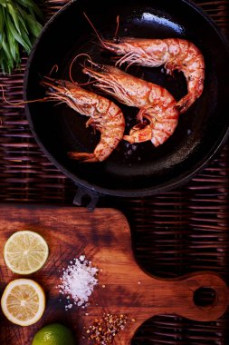 En iyi yemek saati bira, karides, derin bir tavada ızgara veya hızlı ateş. Limon ve limon ve biberiye yakınındaki dikustatsii için derin bir kasede üç büyük kaplan karides yalan