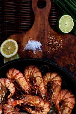 Karides kızarmış ve soğuk bira ile baharat isteyenler için kireç ve limon, yakınında yer bir çerez olarak hizmet onların