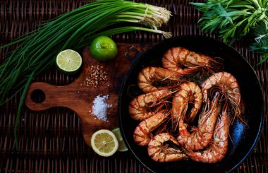 Son büyük Kral karides pişmiş bir tavada, limon ve kireç, biberiye ve Frenk soğanı, yanında yatıyordu en iyi kızarmış karides meze soğuk bira için