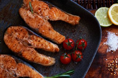 Demir tavada somon bifteği.