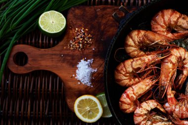 Son büyük Kral karides pişmiş bir tavada, limon ve kireç, biberiye ve Frenk soğanı, yanında yatıyordu en iyi kızarmış karides meze soğuk bira için
