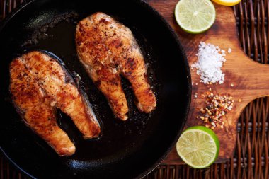 Pan ve eski ahşap arka plan üzerinde sebze somon steak. Üstten görünüm. 