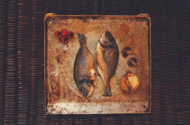 İki küçük balık yaldızlı kafalı çipura net hipster filtre renk kadar fırında pişmiş yemek