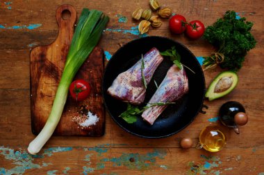 Bunu bir ızgara açık havada fırında kuzu budu turşu yemek