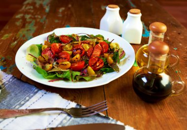 Taze bir salata ile şık bir vintage çanak yaprakları, balsamik sirke ve zeytinyağı, gümüş çatal bıçak takımı yalan yakın ile giyinmiş roka ve peynir salatası geçerli