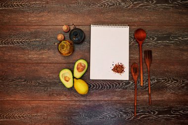Zeytinyağlı bir yemek kitabı, avokado sos için bir not defteri yeni tariflerde Cook yazıyor