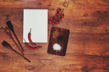 Mutfakta, Restoran bir defter öğrenci şefler bir kesme tahtası yanında yatarken yaptı.