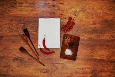 Mutfakta, Restoran bir defter öğrenci şefler bir kesme tahtası yanında yatarken yaptı.