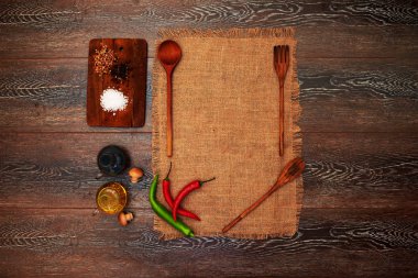 Menü restoran veya kafe, basit ve şık hizmet yemekler keten kumaş ve ahşap tahta kesme sebze hazırlık