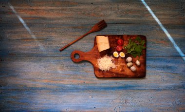 Bir ahşap eski püskü retro bir ahşap tahta kesme sebze üzerine Parmesan peyniri, bıldırcın yumurtası ve kiraz domates, büyük ahşap çatal yakınındaki bir parçasıdır geçerli