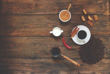 Güzel bir vintage tablo, hizmet Kahvaltı, kahve, süt, fındık ile çıtır bisküvi