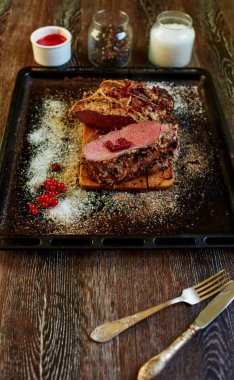 Domuz eti bonfile fırında, gurmeler için kan ile Orta nadir yer çıktı et parçası trendy pahalı steakhouse Şef hazırlanmış, eti kırmızı çilek sosu yemek olacak