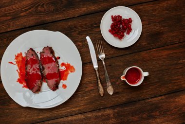 Kızarmış hızlı yangında, sosu yanında duran karanlık dokusal meşe masada yemek sığır eti iki adet beyaz bir tabağa hizmet veren