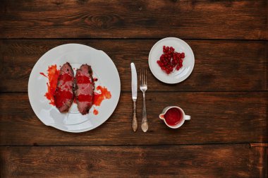 Kızarmış hızlı yangında, sosu yanında duran karanlık dokusal meşe masada yemek sığır eti iki adet beyaz bir tabağa hizmet veren