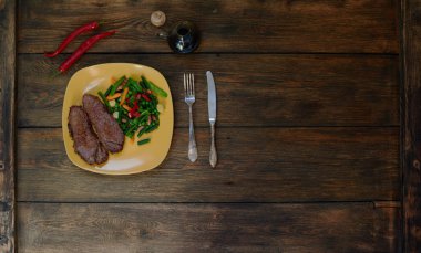 İtalyan restoranı iki biftek pişmiş sebze ile domuz eti Bonfile yemek. Masanın üzerine ihale kuzu eti sebze yahni ile hizmet, yemek hazır