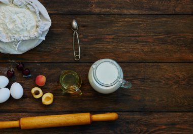 Arka plan kopya alanı ile pişirme. Malzemeler hamur ve pasta, yumurta, un ve koyu renkli rustik ahşap üzerine tereyağı için yemek. Ev yapımı pişirme tema. Üstten görünüm, mockup menüsünün tarifi mutfak sınıfları için.