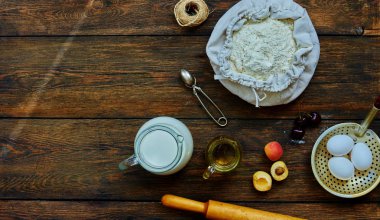 Arka plan kopya alanı ile pişirme. Malzemeler hamur ve pasta, yumurta, un ve koyu renkli rustik ahşap üzerine tereyağı için yemek. Ev yapımı pişirme tema. Üstten görünüm, mockup menüsünün tarifi mutfak sınıfları için.