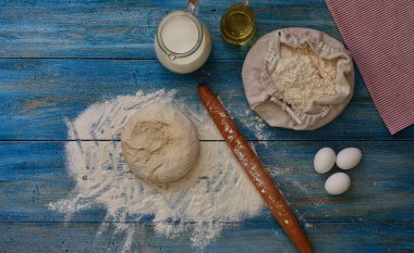 Sağlıklı Pişirme malzemeleri. Hamur tarifi Malzemeler. Un, şeker, yumurta, tereyağı vintage ahşap masa üzerinde. Malzemeler ve kek pişirme için mutfak öğeleri. Üstten görünüm. Rustik arka plan metin alanı ile.