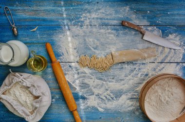 Cook ince hamur yoğurmak ve spagetti kesilmiş, satın alma yemek sosu ve karides ile
