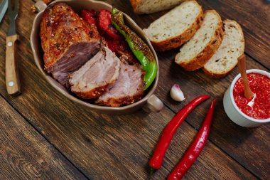 Masada kıyılmış domuz eti ile bir alüminyum plaka, sebze taze ekmek sayısını garnitür için yemek olacak