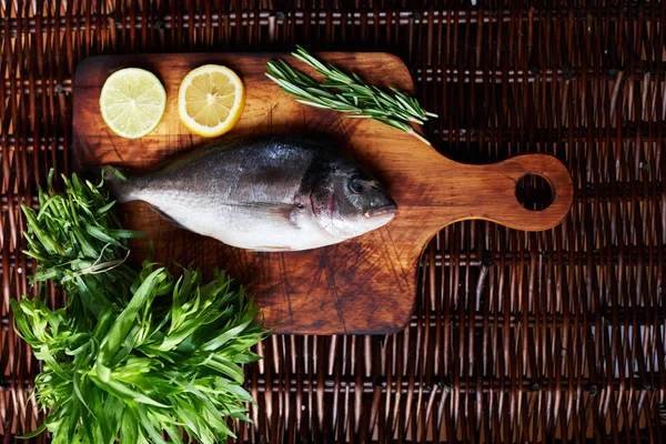 Viswinkel Teller Niet Een Bevroren Verse Dorada Buurt Van Twee — Stockfoto