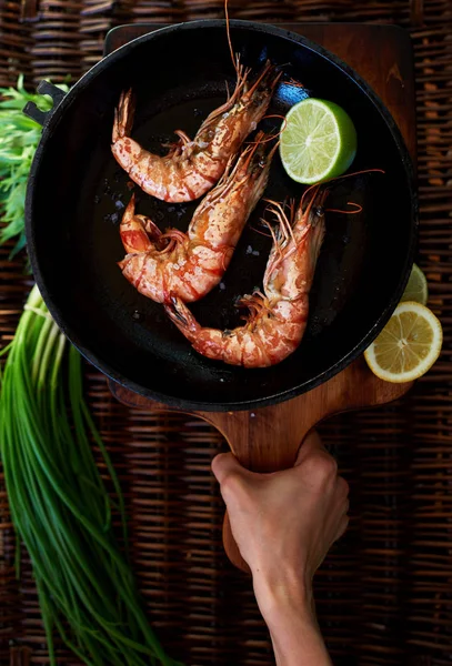Servírka Rybí Restaurace Připravuje Vydat Zákazníkům Krevetami Podávají Čerstvé Mořské — Stock fotografie