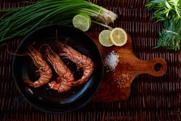 Şef Restoran Kızarmış karides kabuğu onları sıcak salata meze olarak hizmet verecek bir hızlı yanıyor