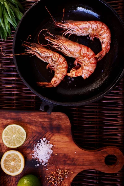 En iyi yemek saati bira, karides, derin bir tavada ızgara veya hızlı ateş. Limon ve limon ve biberiye yakınındaki dikustatsii için derin bir kasede üç büyük kaplan karides yalan