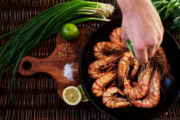 Primer Plano Mano Hombre Aprieta Limón Sobre Gambas Tigre Fritas —  Fotos de Stock