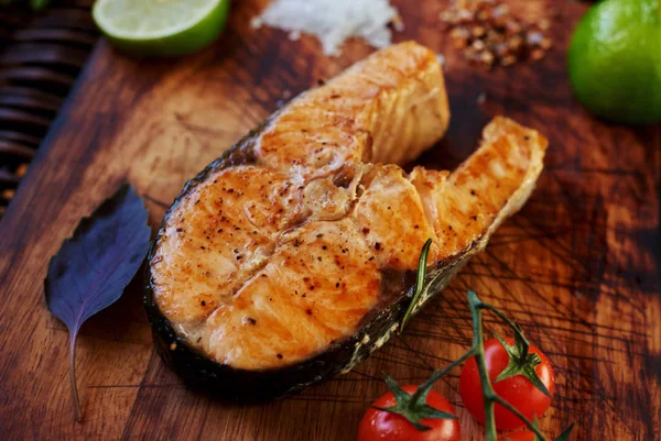 One Piece Baked Salmon Grilled Pepper Lemon Salt Brown Plate — Stock Photo, Image